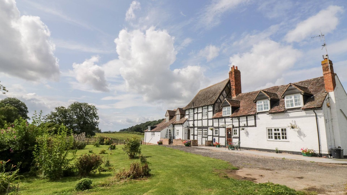 Moreton Cottage | THE FARMHOUSE, character holiday cottage, with a garden in Ledbury