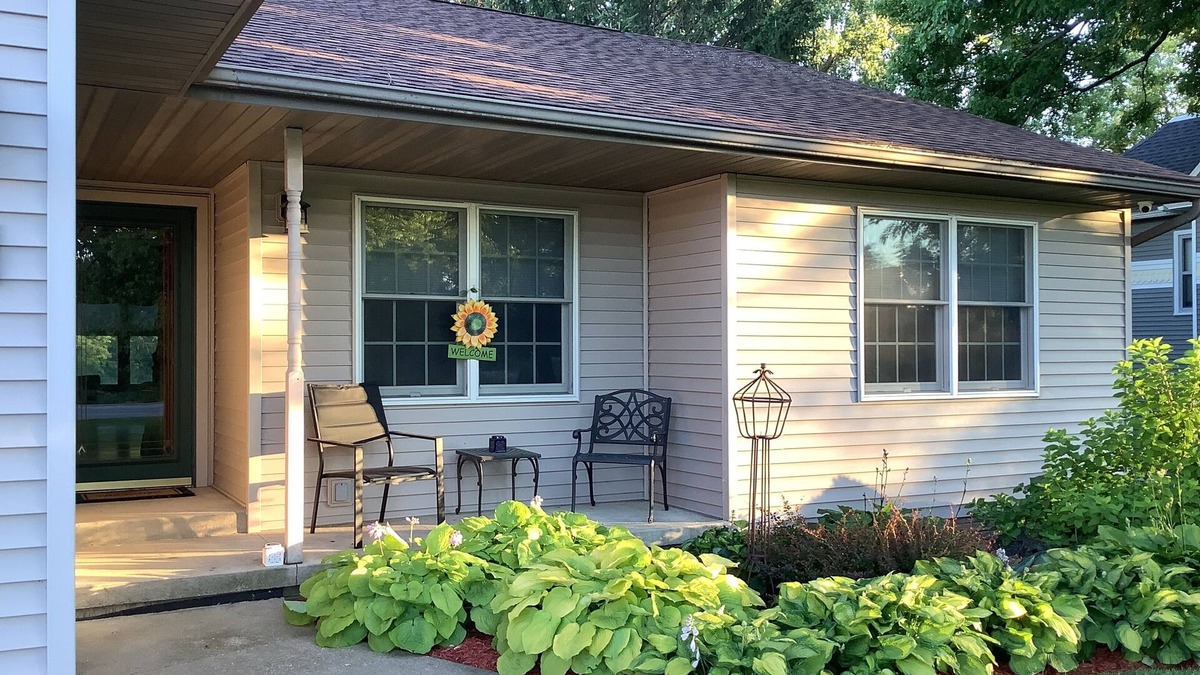 West Union House | The Farmhouse- country charm, room for family visiting, relaxing, or gathering