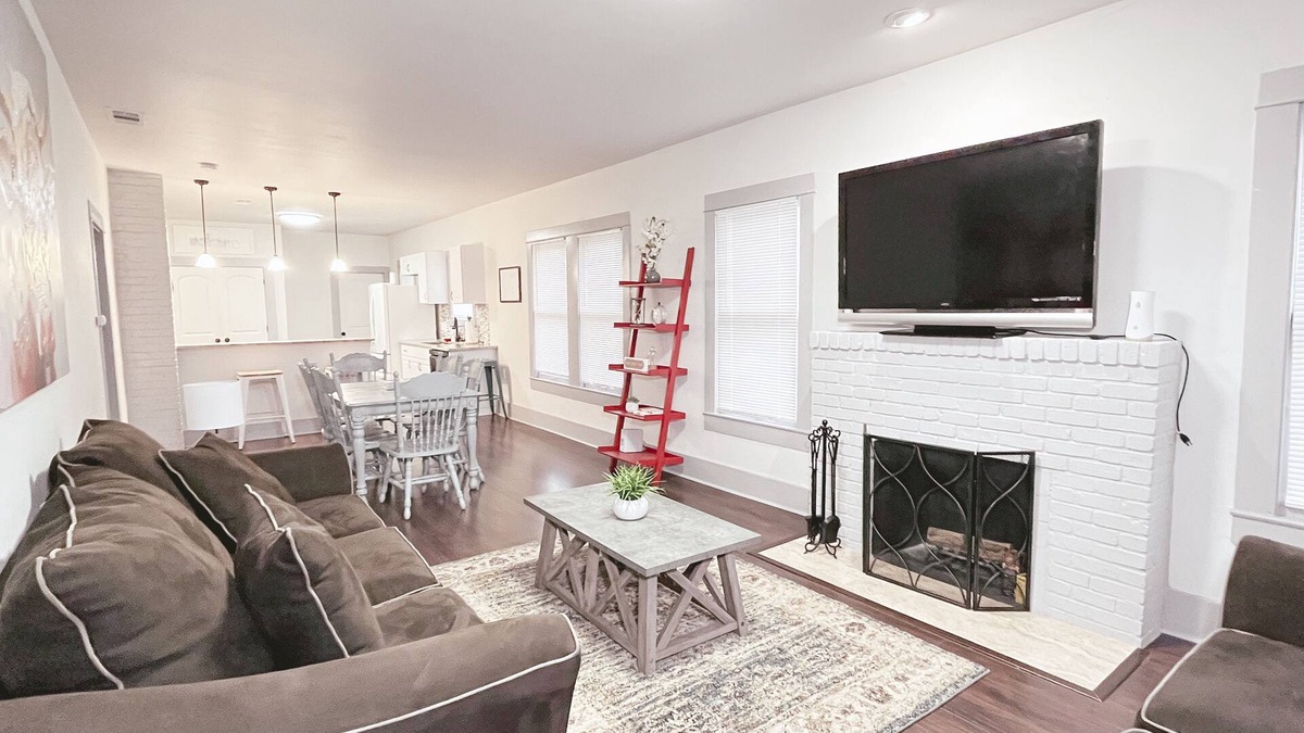 Highland Park House | 🐮 THE FARMHOUSE - FAMILY FRIENDLY DOWNTOWN COTTAGE