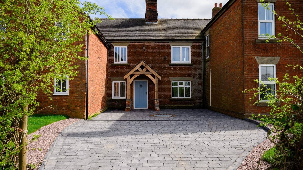 Rugeley House | The Farmhouse: Hot Tub & Sauna Near Cannock Chase