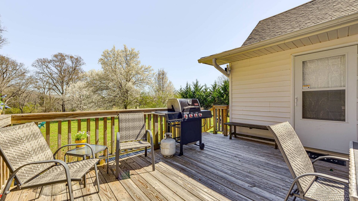 Fort Lawn House | 'The Farmhouse' in Fort Lawn w/Fire Pit & Deck!
