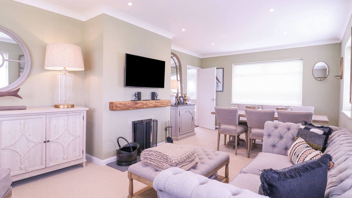 Saint Osyth House | THE FARMHOUSE, pet friendly, with open fire in St. Osyth