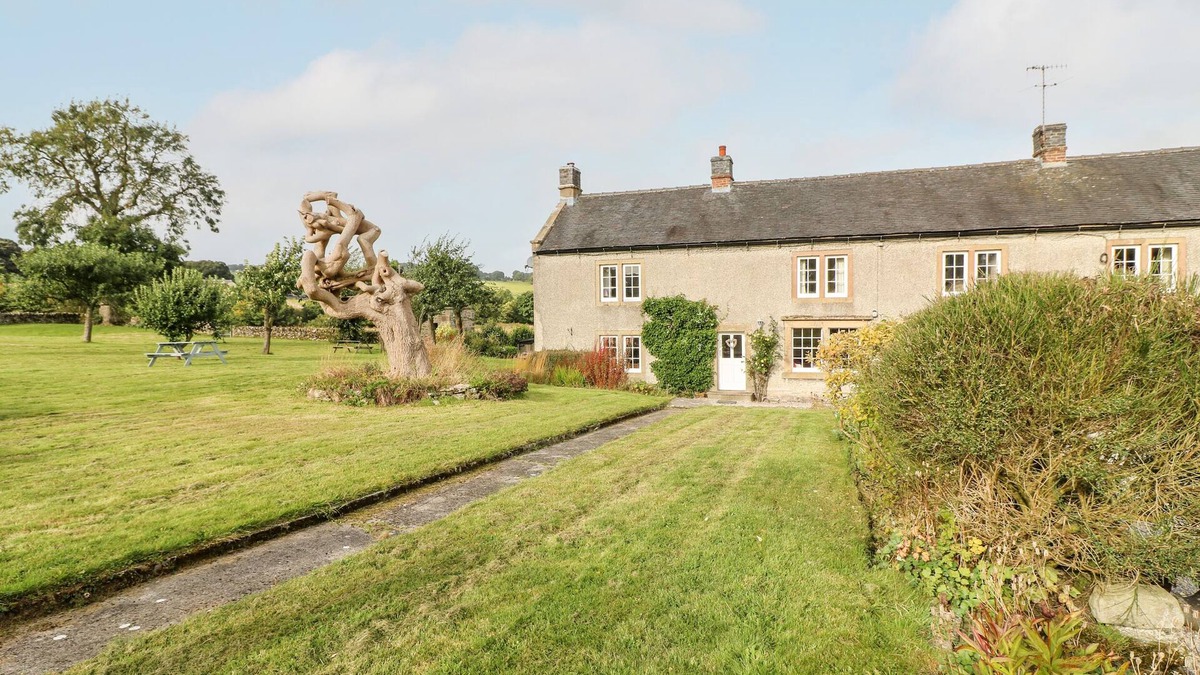 Bakewell Cottage | THE FARMHOUSE, pet friendly, with hot tub in Youlgreave
