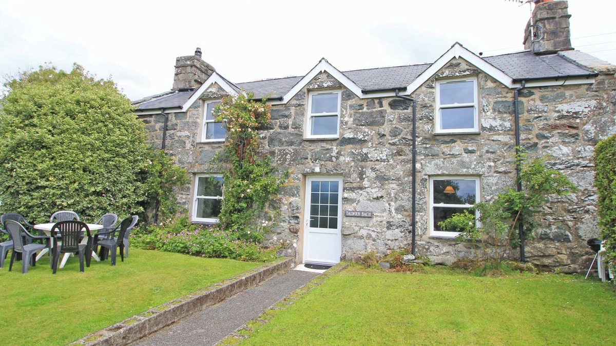 Llanbedr Cottage | THE FARMHOUSE, pet friendly, country holiday cottage in Llanbedr
