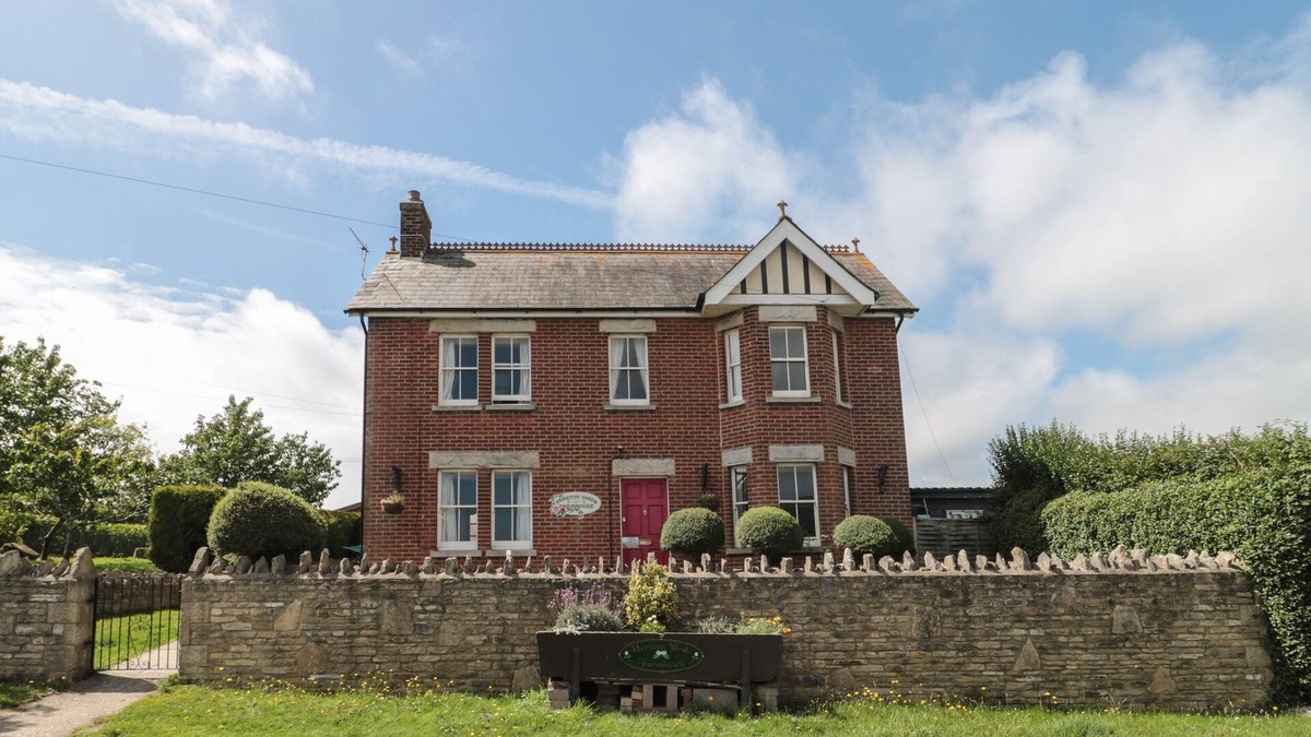 Swanage House | THE FARMHOUSE, pet friendly, with hot tub in Swanage