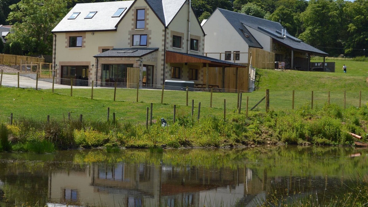 Linlithgow Apartment | The Farmhouse - sleeps 14 guests in 5 bedrooms
