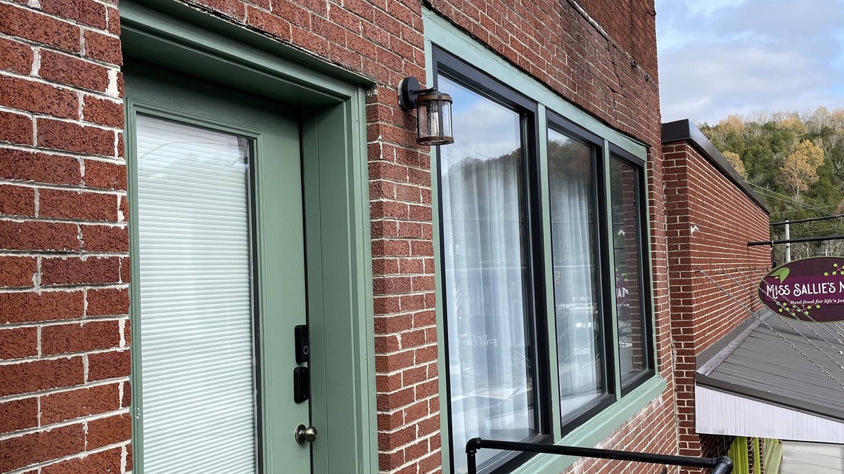 Gainesboro Apartment | The Fig Flat, a Stylish Studio Apartment with Empire King Bed in Gainesboro, TN
