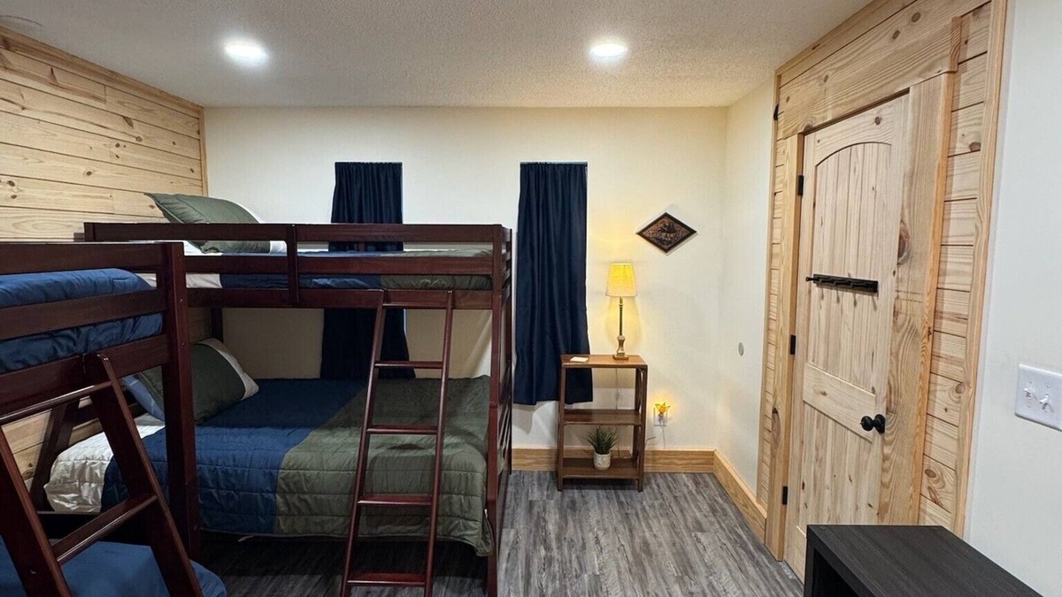Kyle House | The Fireball is a charming 2-bedroom bungalow in Northfork with WiFi, AC