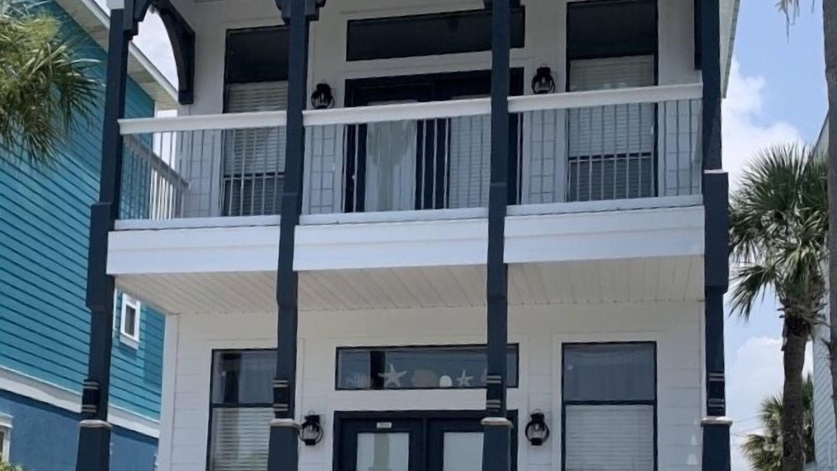 Kiska Beach House | “THE FISHES HOUSE” FRIENDLY FRIENDLY-CLOSE TO PIER PARK & FRANK BROWN PARK