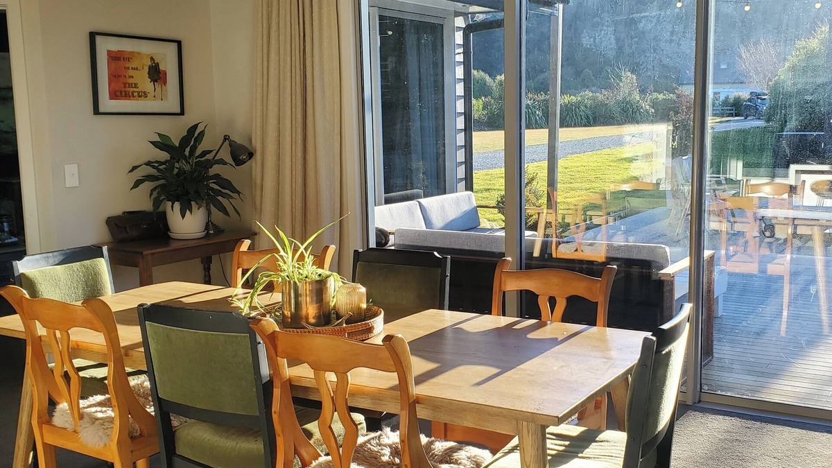 Albert Town House | The Fitchew Inn: A beautiful, spacious family holiday home. Pet friendly.