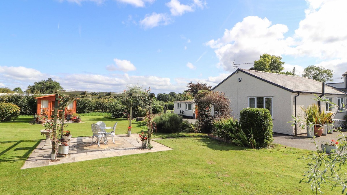 Treffynnon House | THE FLAT AT BRWYN, with a garden in Brynford