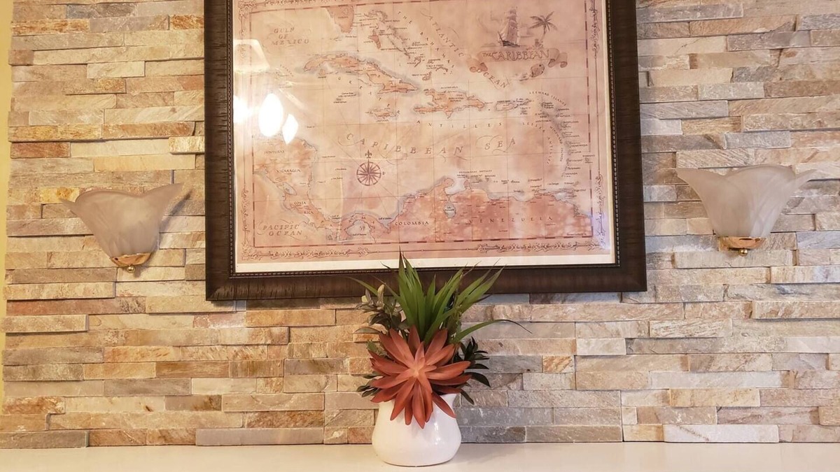 Cranston House | The Flat at Philmont Avenue APT at Eden Park Inn