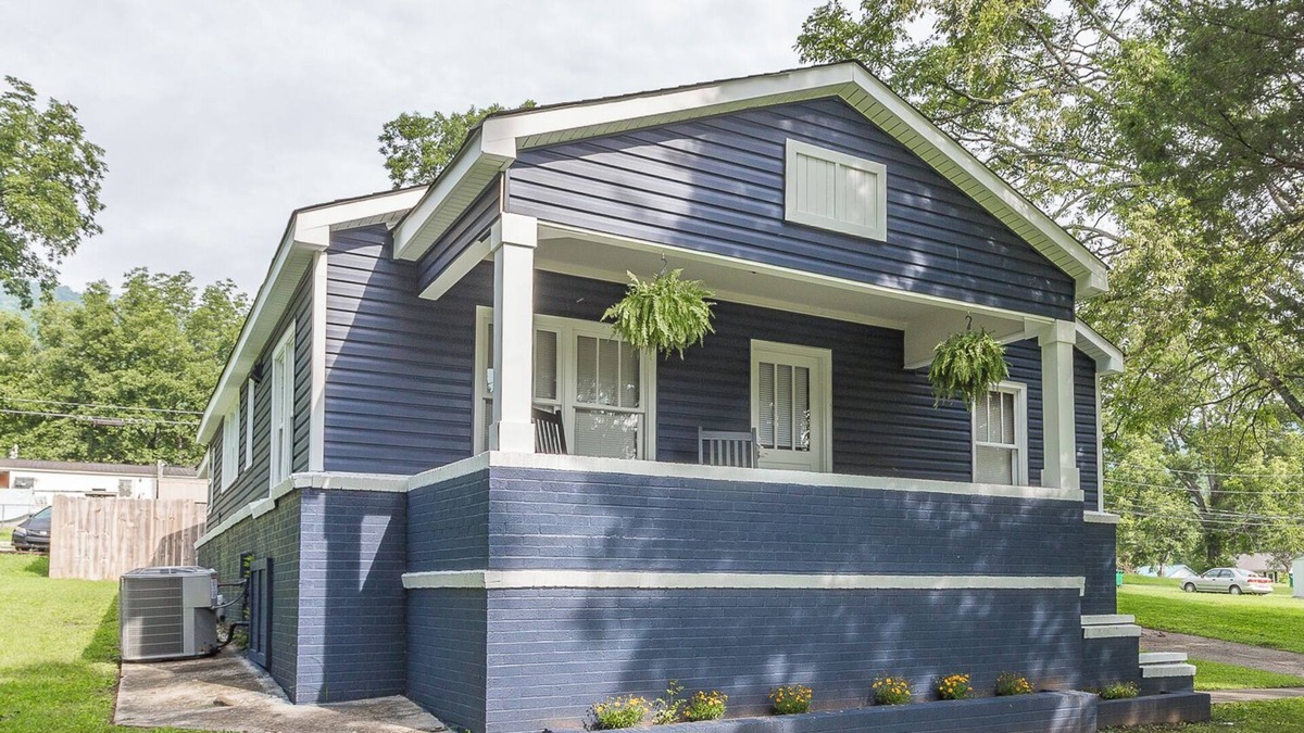 South Pittsburg House | The Fleetwood - Charming Cottage with Game Room