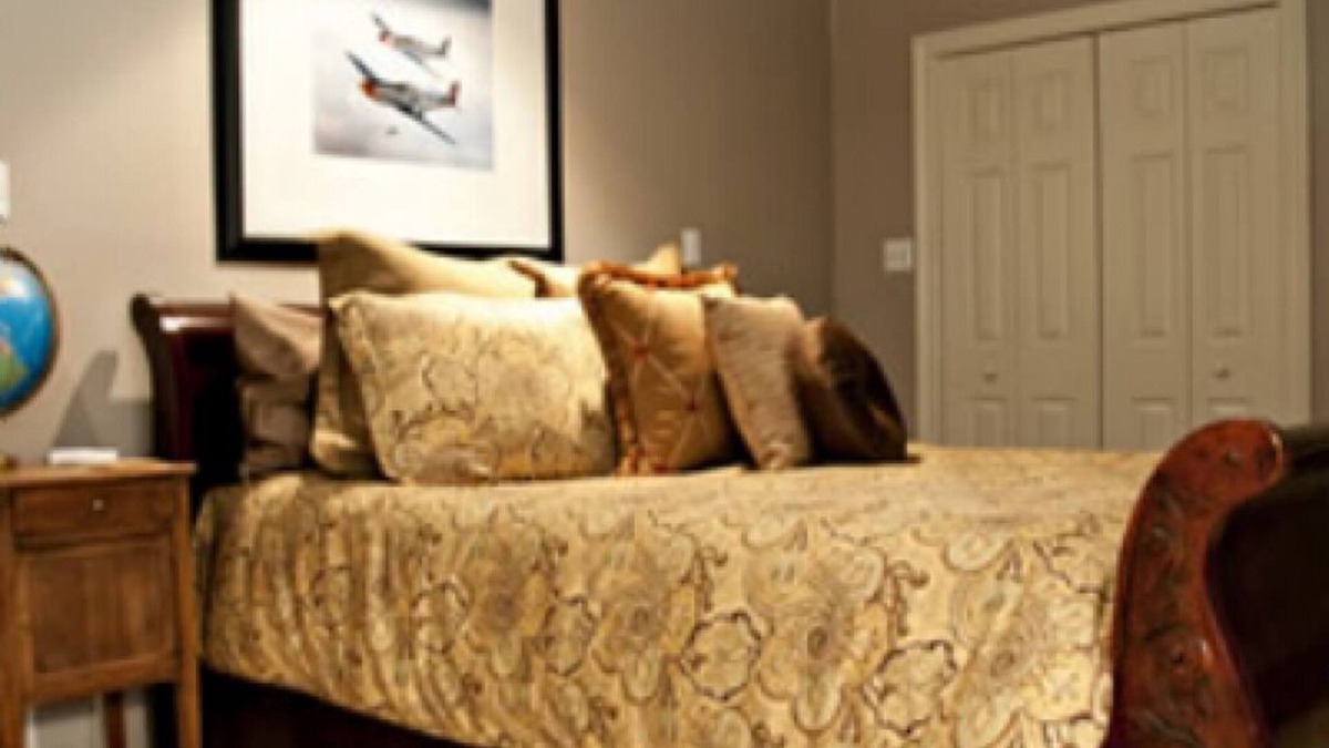 Uvalde Bed & Breakfast | The Flight Deck Room