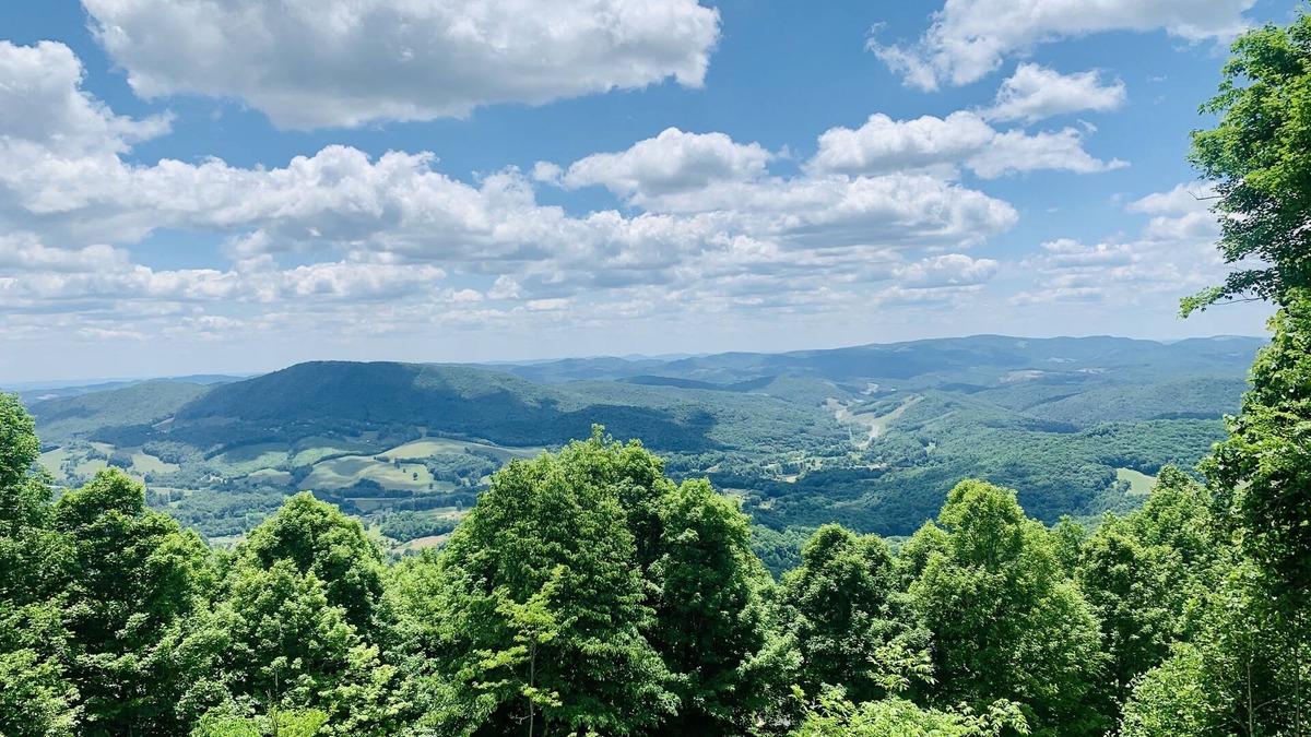 West Jefferson Cabin | The Flight Deck, Amazing Views, Sleeps 14, Firepit, Bunks, Game Room