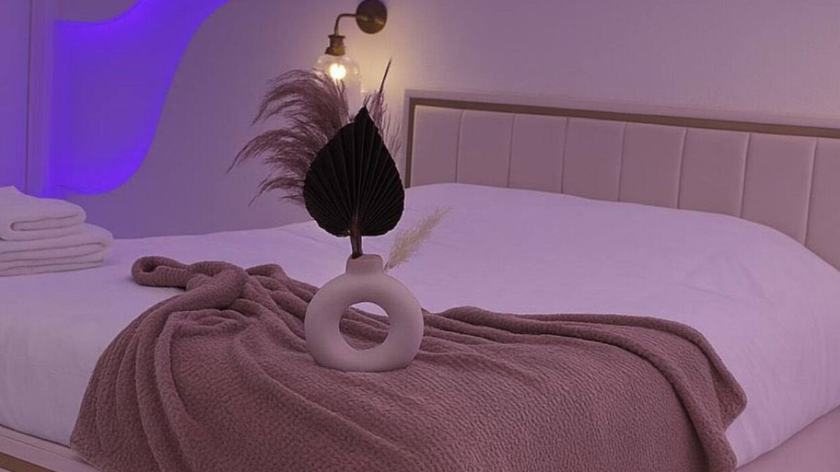 Coignieres Apartment | The Floor - Suite Passion d'Or & private Jacuzzi