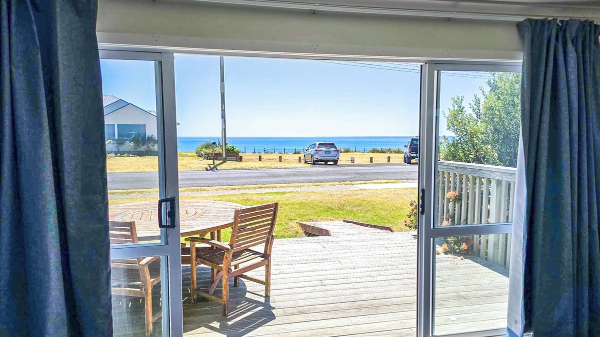 Pukehina House | The Flying Fox Bach