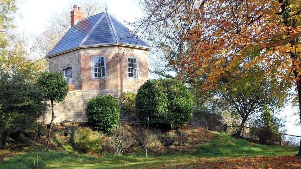 Corton Cottage | THE FOLLY AT CASTLEBRIDGE, pet friendly, with open fire in Mere