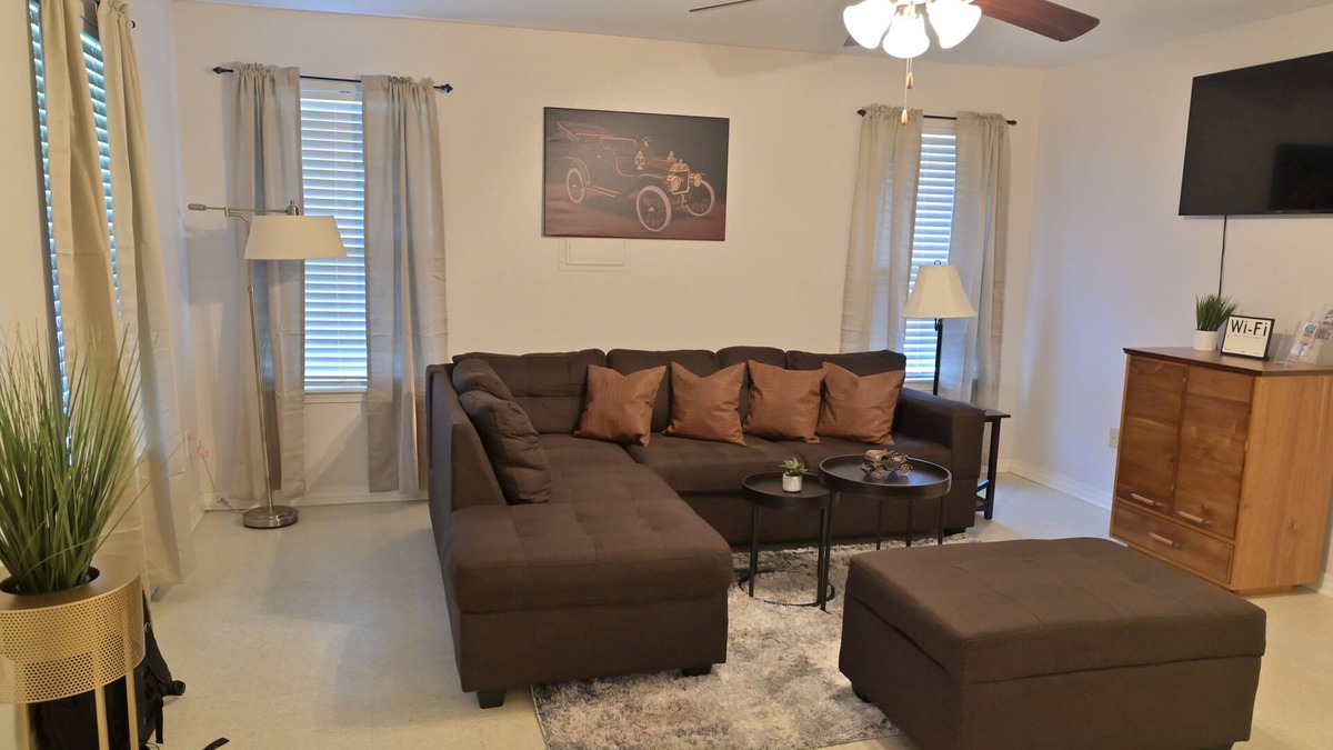 Shreveport House | The Ford Manor- Perfect for Extended Stays