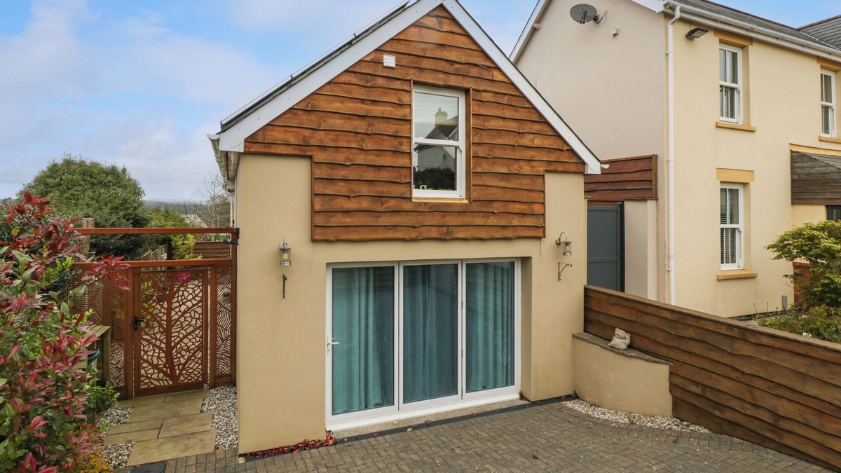 Cinderford Cottage | THE FOREST COACH HOUSE, pet friendly, with a garden in Forest Of Dean