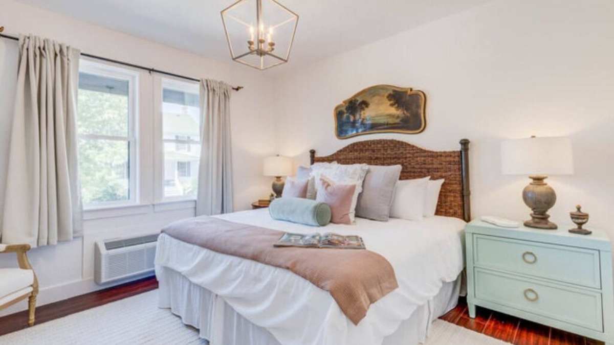 Historic Downtown Manteo Apartment | The Forest-La Foret Room