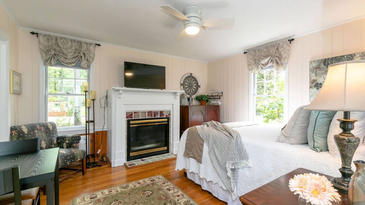 Weaverville Apartment | The Forest Studio provides a combination of modern amenities and convenience