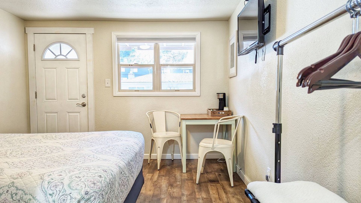 Manitou Springs Hotel | The Fountain Creek Inn of Downtown Manitou Springs [#104]n