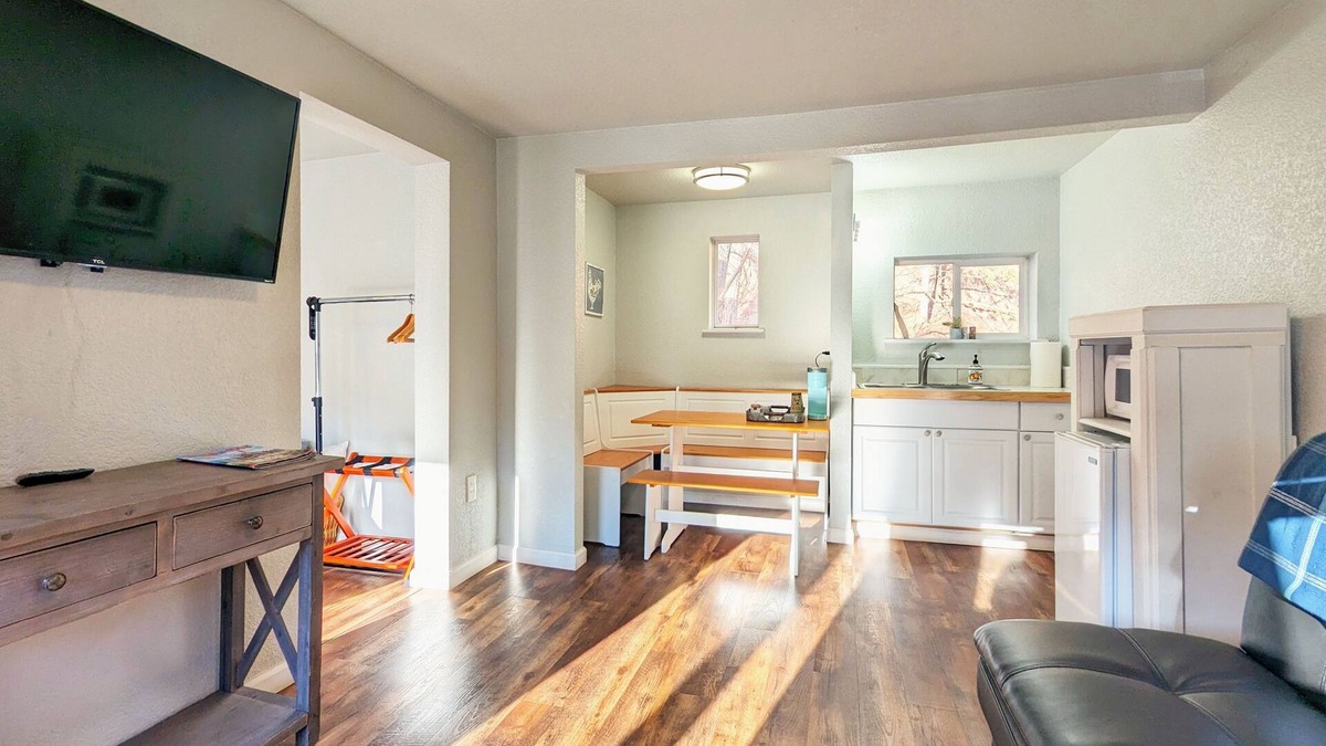 Manitou Springs Hotel | The Fountain Creek Inn of Downtown Manitou Springs [Suite #204]n