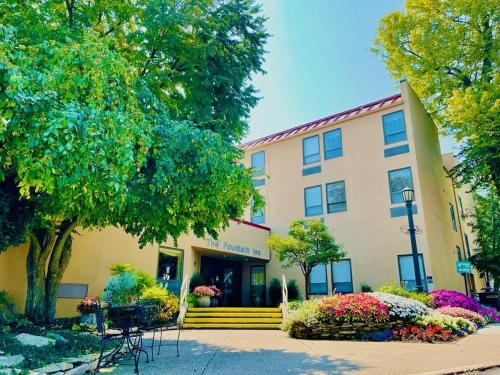 Lakeside Hotel | The Fountain Inn