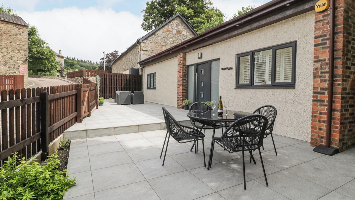 Lydney Cottage | THE FOUNTAIN LODGE, with a garden in Parkend