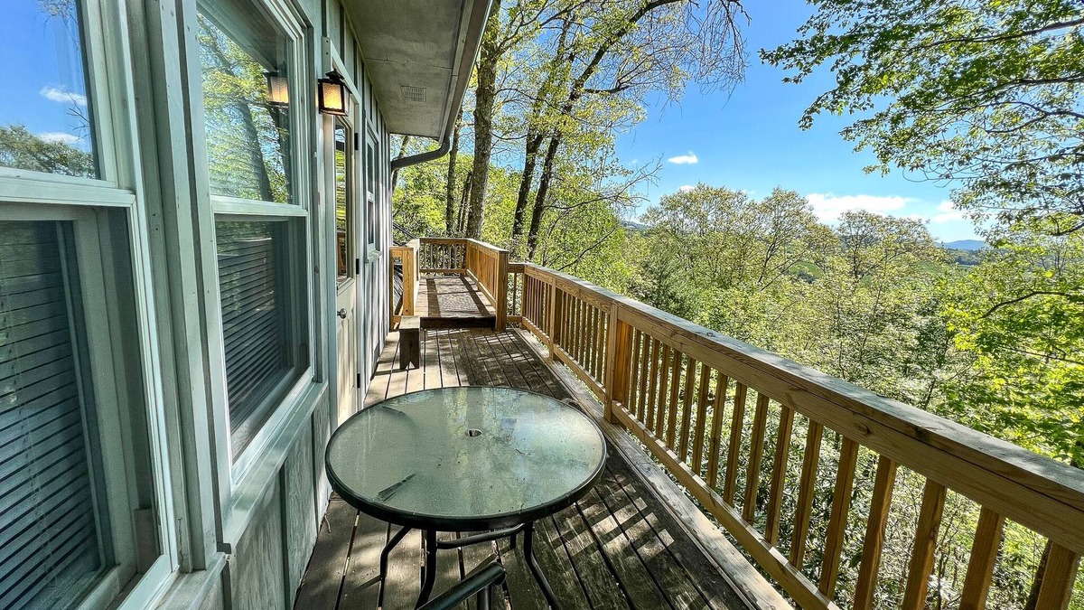 Fleetwood Ski Chalet | The Fox Den- 2BR/2BA w/River Views, Fireplace, &Fire Pit
