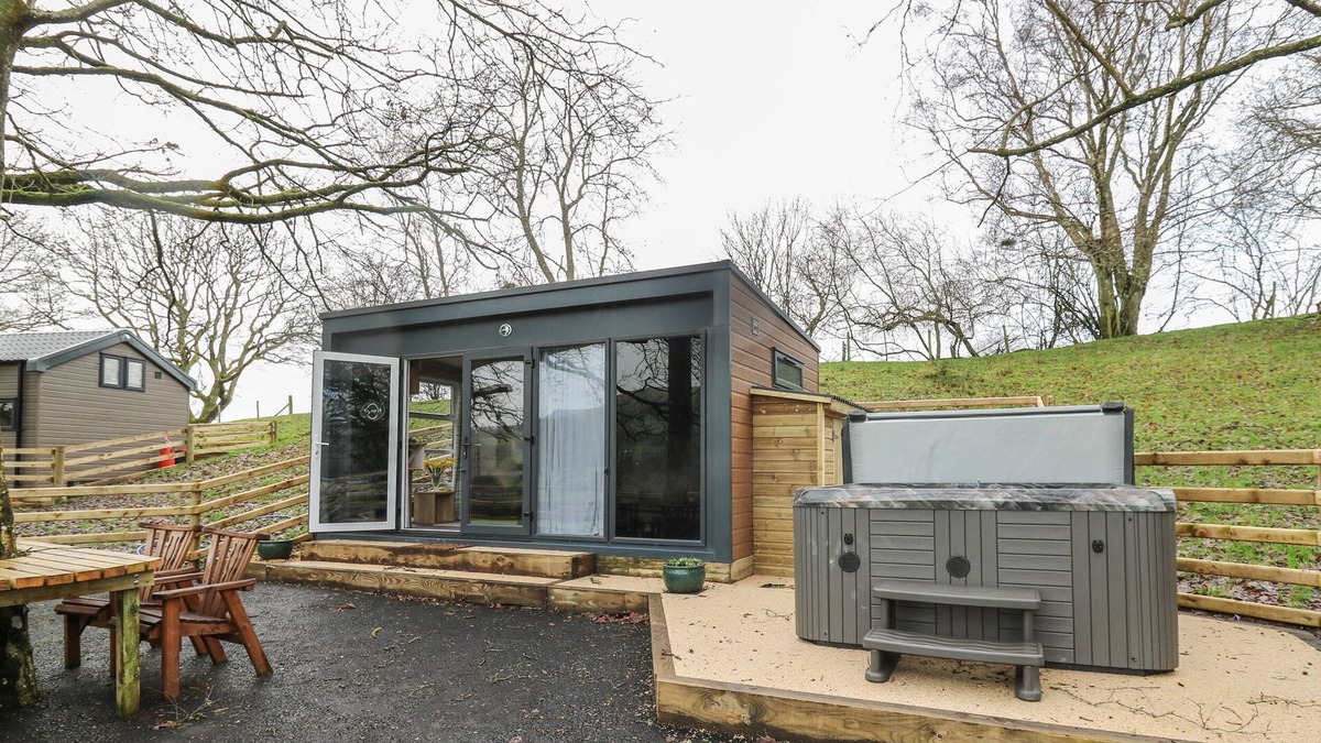 Llandrindod Wells Cottage | THE FOX DEN, with hot tub in Rhayader