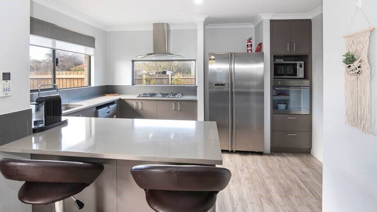 Geographe House | The Foxes Den- secure yard, WIFI