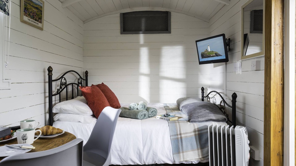 Mangotsfield Cottage | The Freight Wagon - a unique and charming wagon in Gretton sleeping two guests