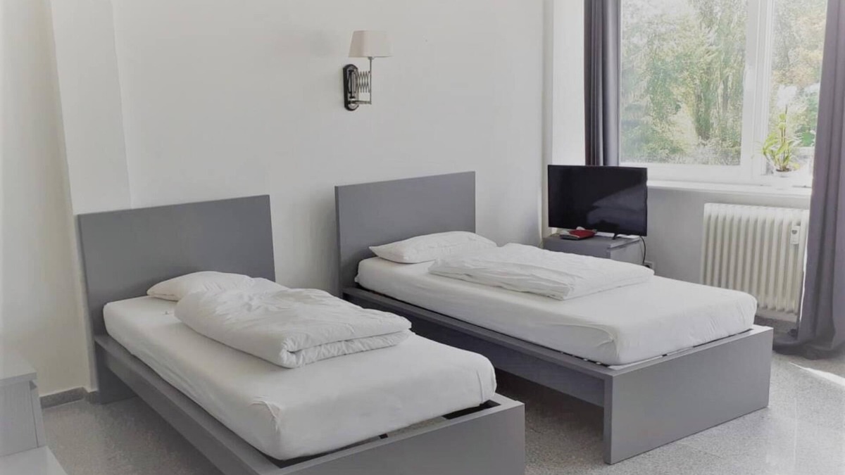 Bramfeld Apartment | The friendly 1-room apartment no. 5 in our apartment house Haldesdorfer Straße is located to the side of the building.