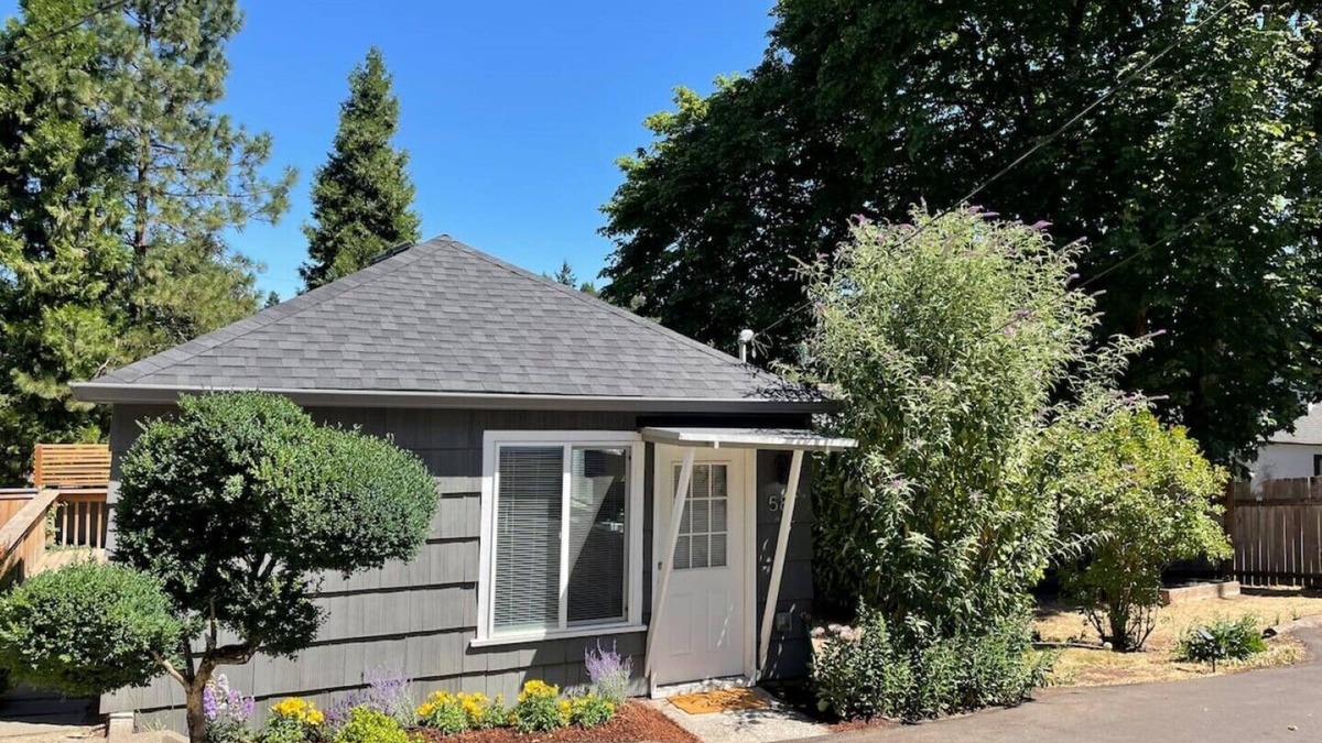 South Hills Cottage | The Friendly Cottage quiet and close to everything