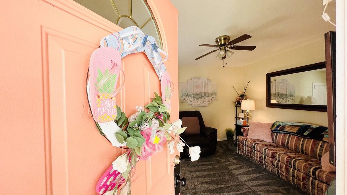 Colonial Beach Cottage | The Front Porch Cottage , Cozy and Close to Main Beach Activities