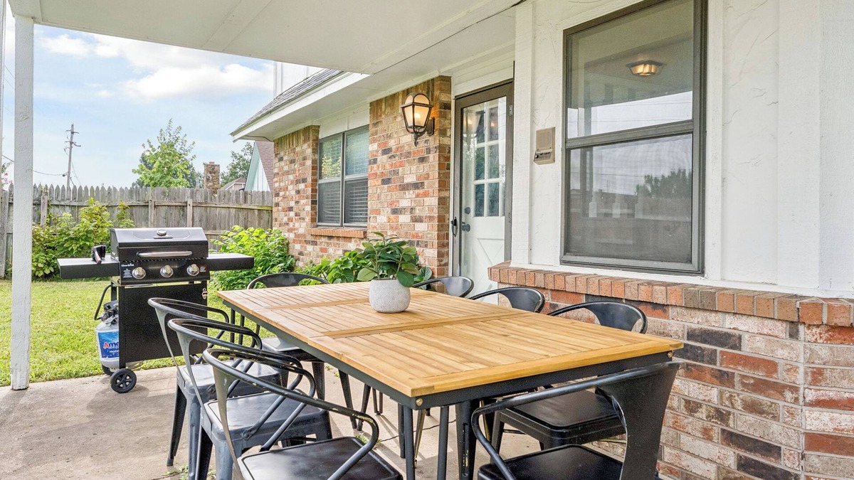 Broken Arrow House | The Full House—10 beds~Near Rose District~Shuffleboard~Poker Room~Game Room