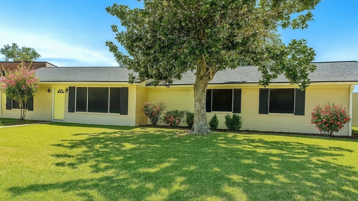 Sulphur House | The Fun House! with Master Suite and open common areas 4BR/2BA