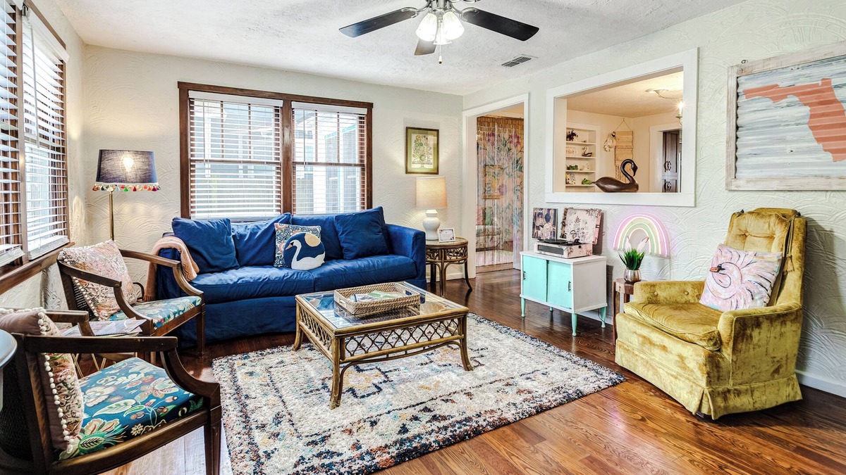 East Lake Morton House | The Funky Swan Shack by Lake Morton & Downtown