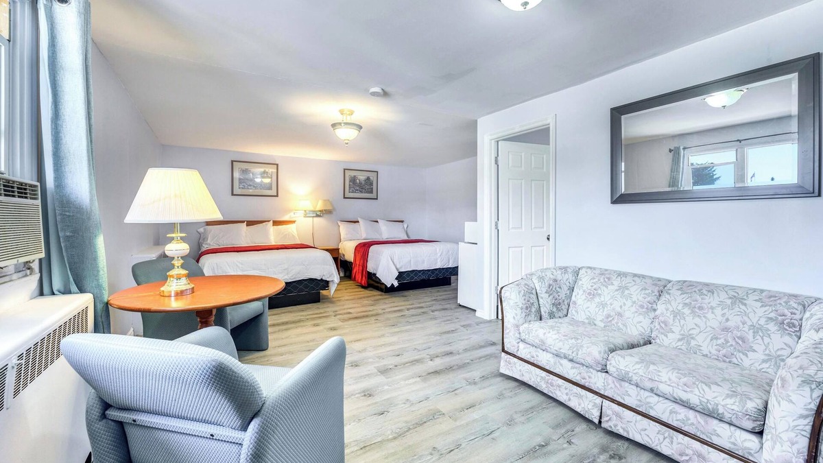 Sarnia Hotel | The Gables inn