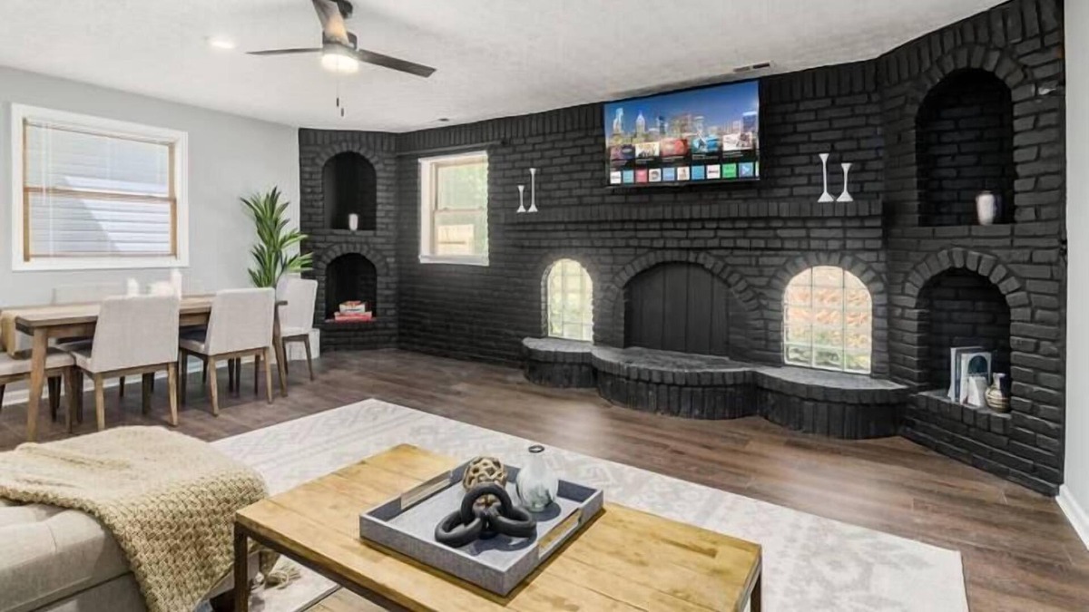 Royal Manor House | The Gahanna Cabana - Hot Tub! - Large 5 BR Home!