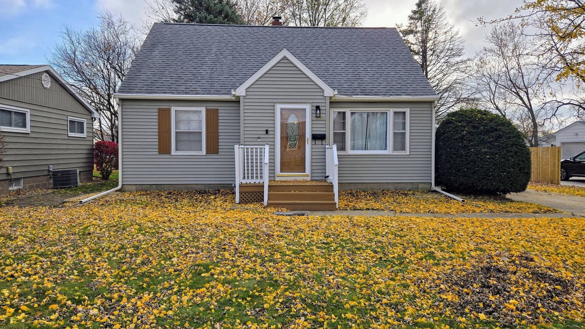 Galesburg House | The Galesburg Escape! King bed, Pet friendly, Game room