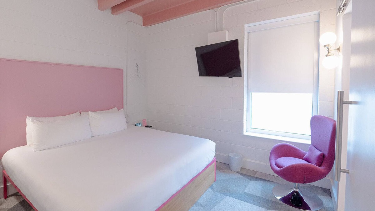 East Hill Hotel | The Gallatin 311, Colorful Boutique Hotel