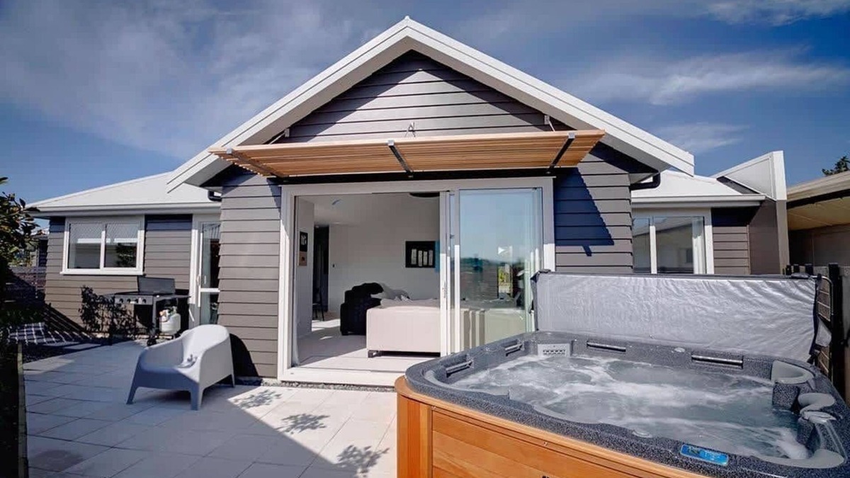 Rotorua House | The Gallery | Central Location with Spa Pool