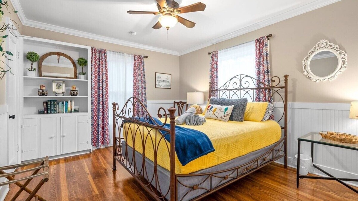 Clarksville House | The Gameroom on Madison | Large Home Accommodates 12 Guests (102 Madison Ter)