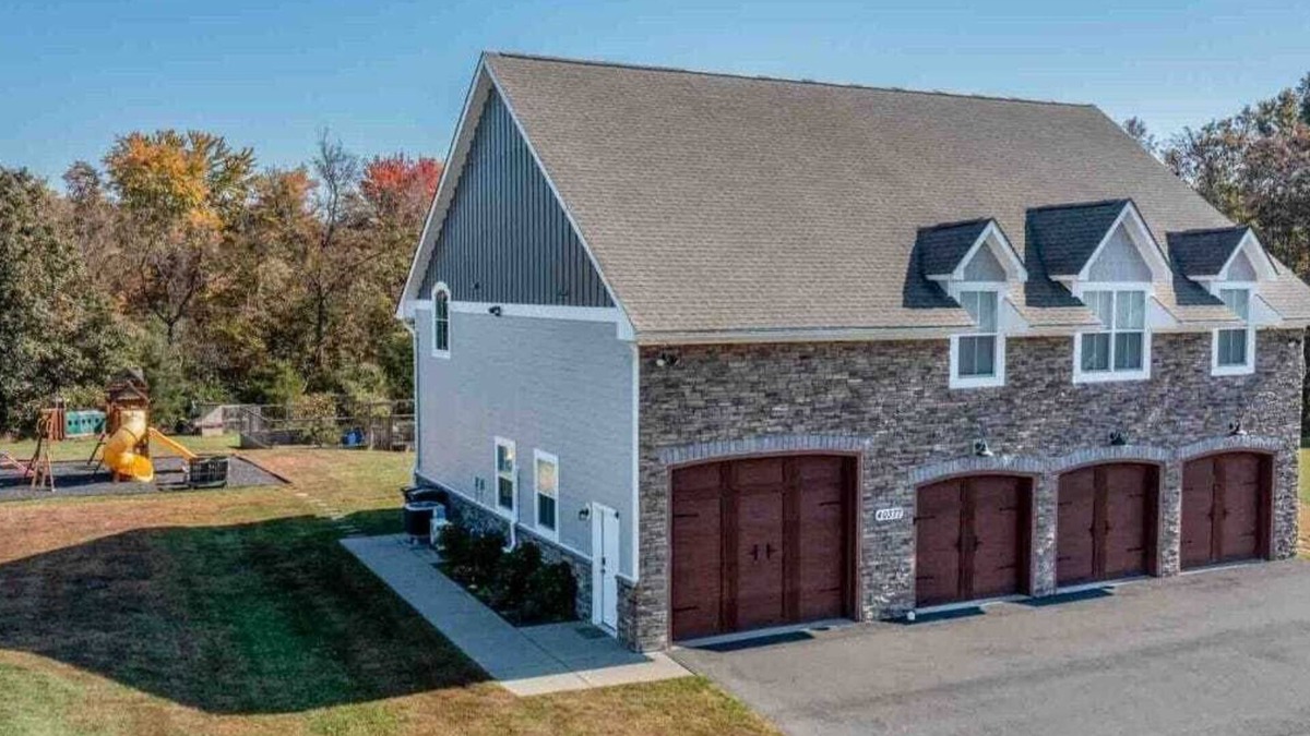 Leesburg Villa | The Garage Mahal w/Hot Tub