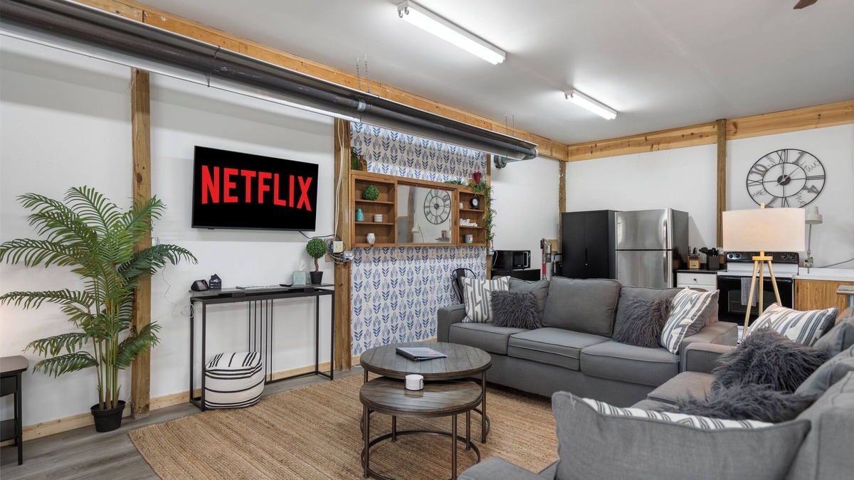 Pigeon Cabin | The Garage - Renovated - Caseville Beach - Golf - Kayak - Hike