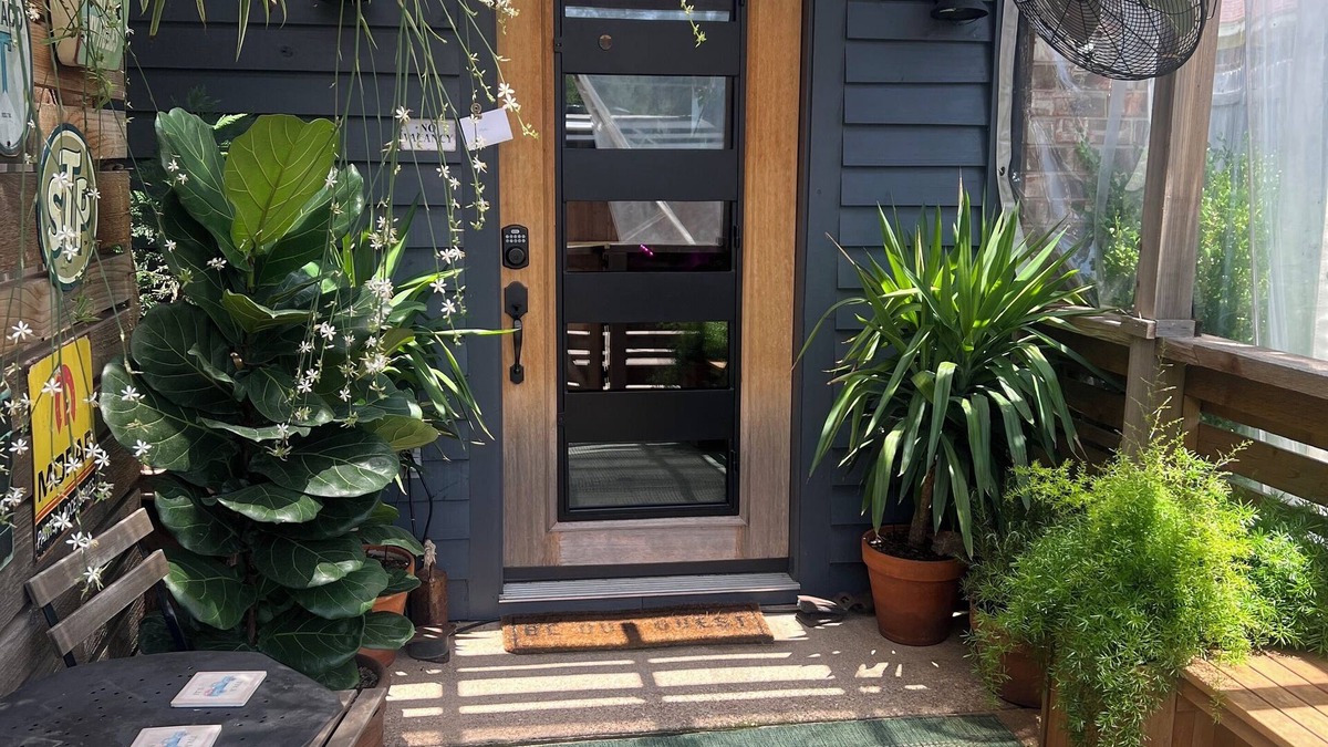 Plano Apartment | The Garage Suite – Eclectic Chic Studio in the Heart of Plano