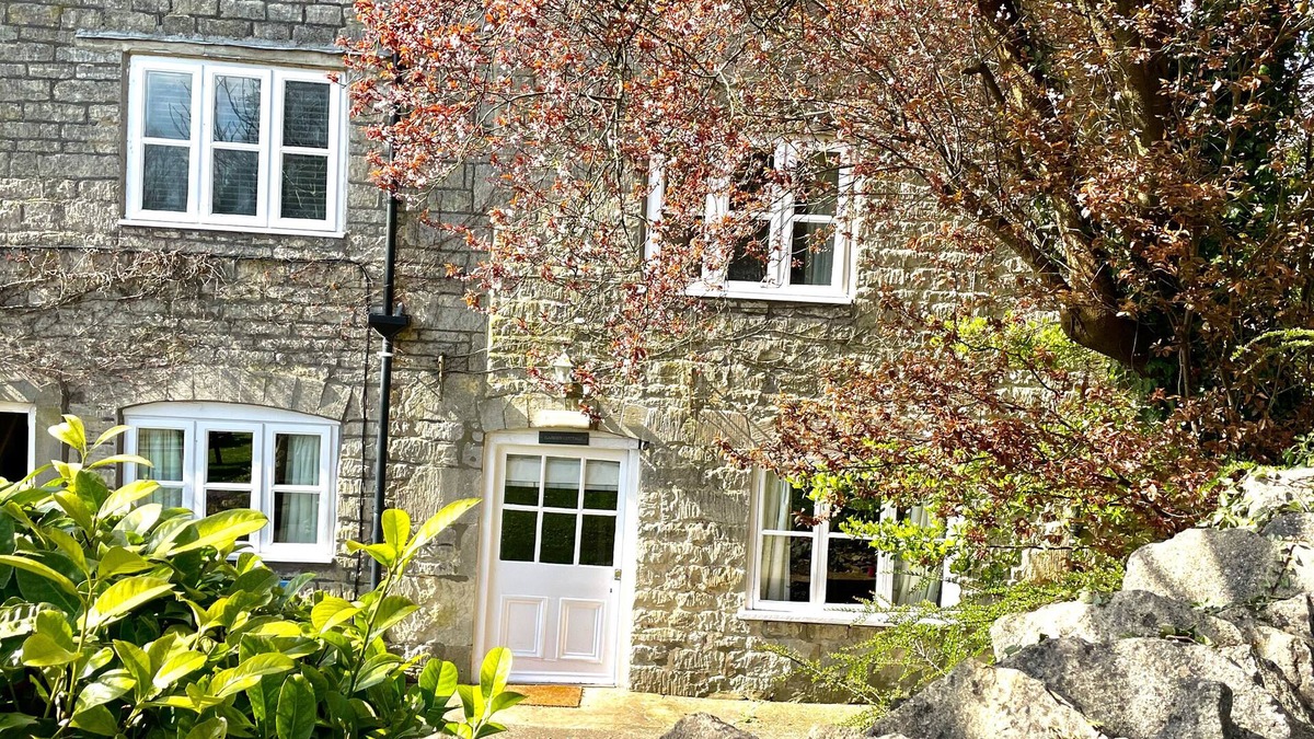 Inchbrook House | THE GARDEN COTTAGE, pet friendly, with open fire in Nailsworth